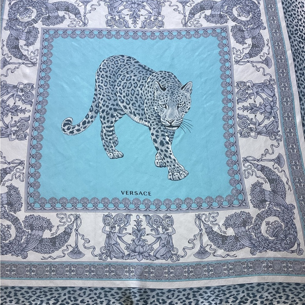 Versace silk scarf - Picture 2 of 9
